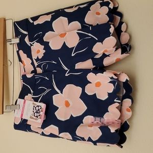 ISAAC MIZRAHI Scallop Hem Shorts with Oversized Floral Pattern